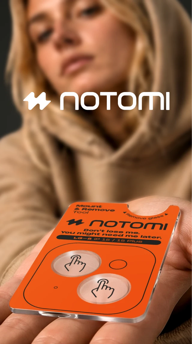 Kobieta prezentuje szkła hartowane Notomi na obiektywy aparatu iPhone 17.